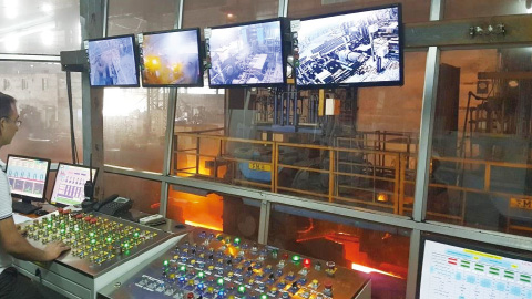 写真：監視・制御室（インドの鉄鋼プラント）