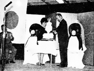 マスコットペンギン「富士昭夫・和江」夫妻の結婚式