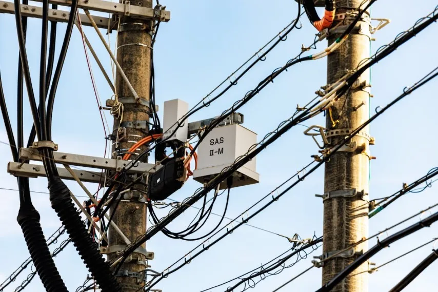 電柱に設置された開閉器の制御装置（沖縄県内で撮影）