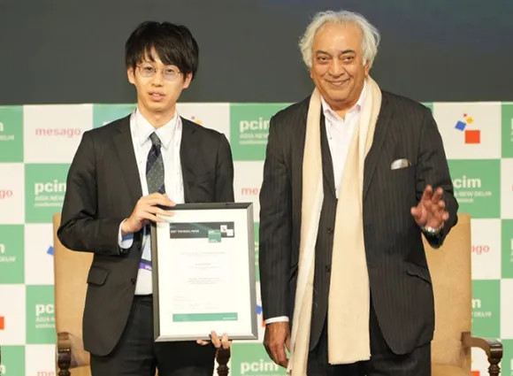 受賞した 坂井 琢磨(左)