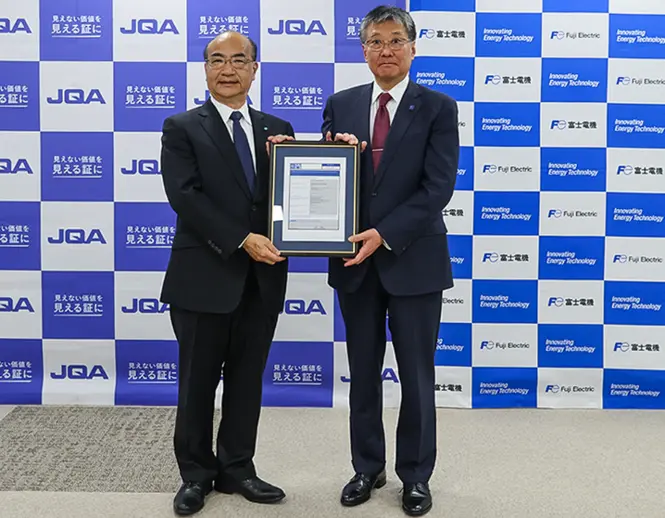 CB証明書授与式の様子。JQA石井理事長と近藤社長COO
