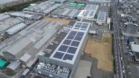 鈴鹿工場の屋根に設置された太陽光発電設備を上空から撮影した様子