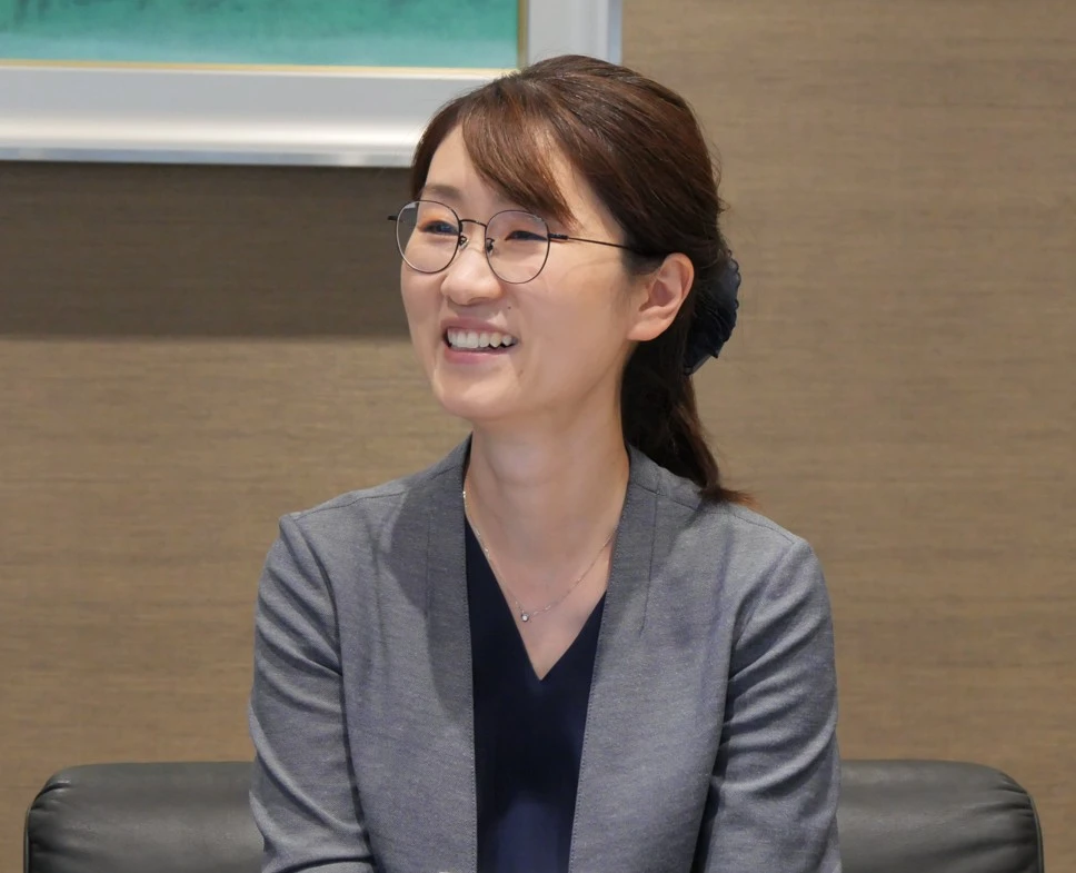 女性管理職向けメンター制度に参加した社員が語っている様子