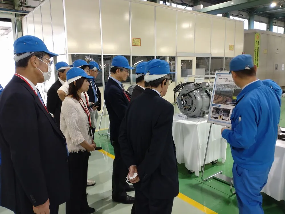 社外役員が鈴鹿工場を見学している様子
