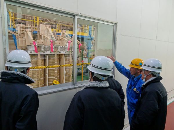 社外役員が千葉工場を見学している様子