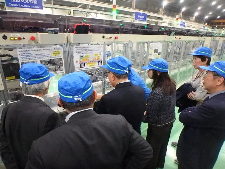 社外役員が器具事業を見学している様子（吹上工場）