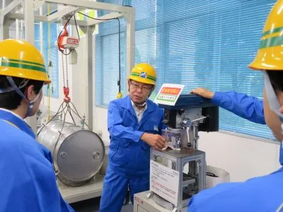 経験を活かして若手社員を指導するシニア社員