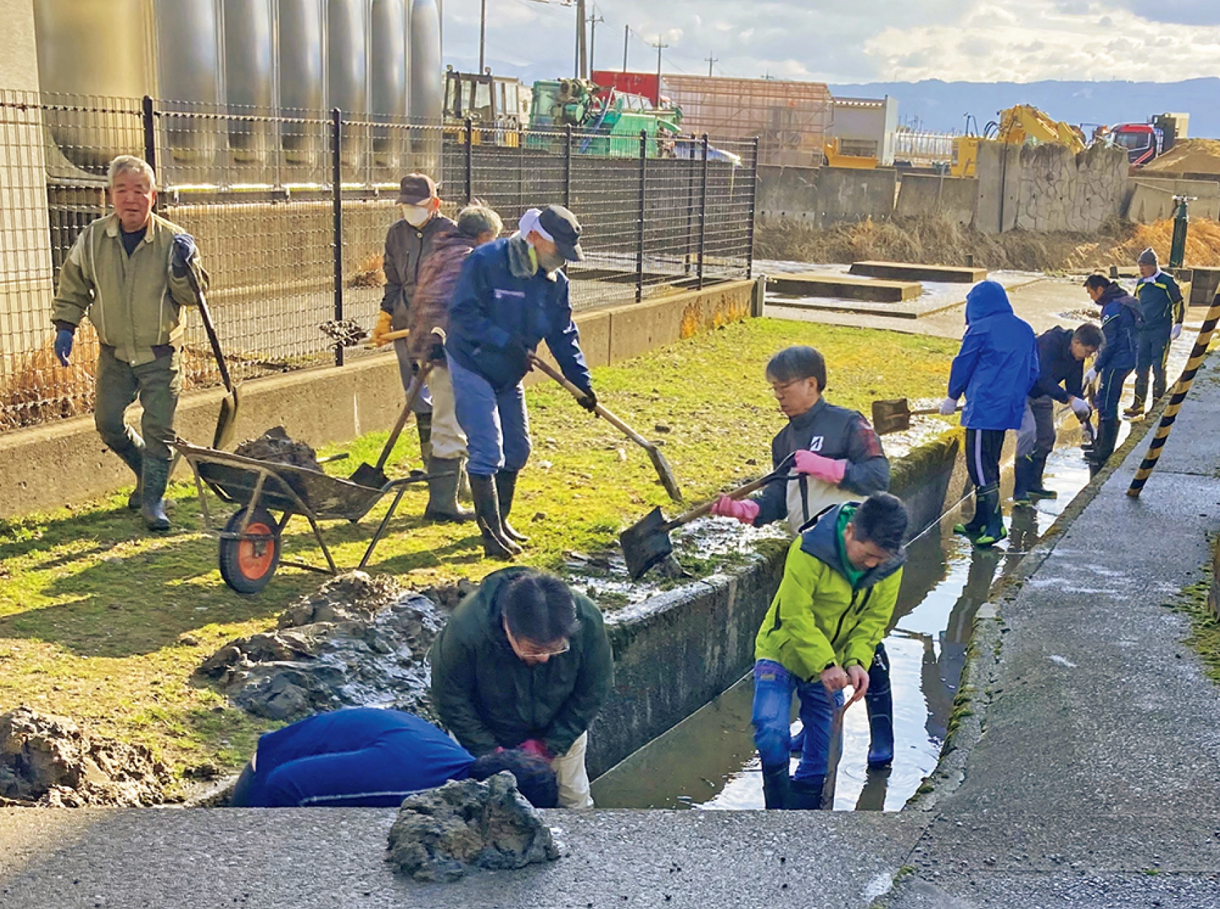 水田の江堀り作業