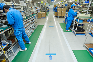 床にあるマーカーは、以前の製造ラインの長さ。半分ほどに短縮されている。