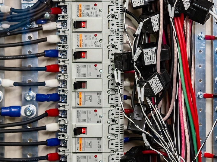 従来方式：回路ごとにCTを個別設置した盤内の状態