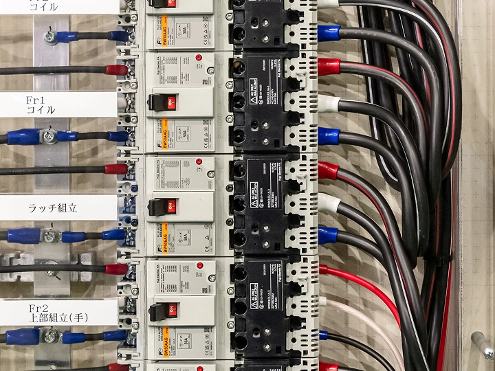 電力計測ブレーカ採用後：CT不要で省スペース化された盤内の状態