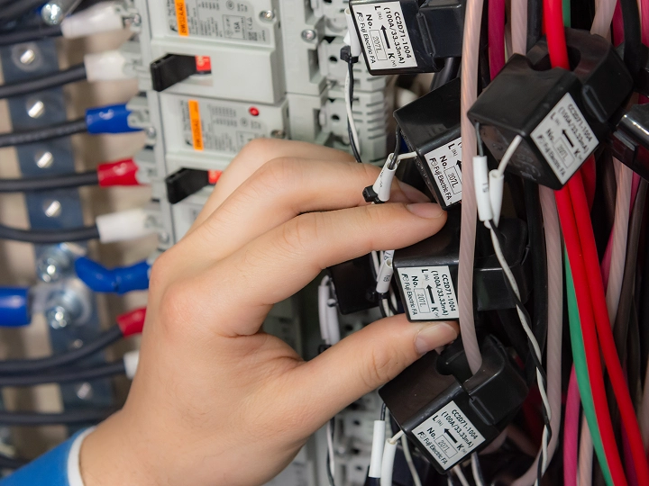 従来方式：メンテナンス時にCTを取り外し・再取り付けしている作業の様子