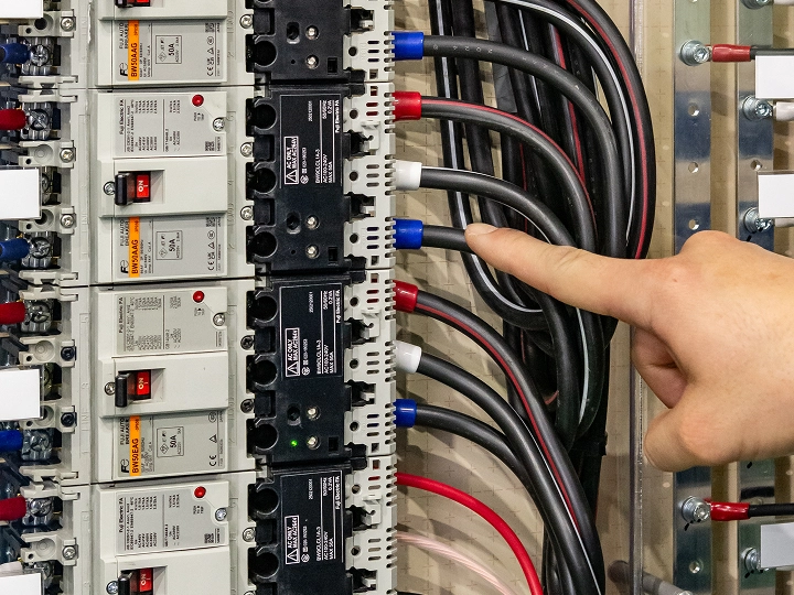 電力計測ブレーカ採用後：ブレーカの目視確認だけでメンテナンスが完了する様子