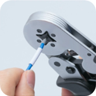 スプリング端子は配線の向きや工具の方向に決まりがないため、スピーディーに作業ができるイメージ図