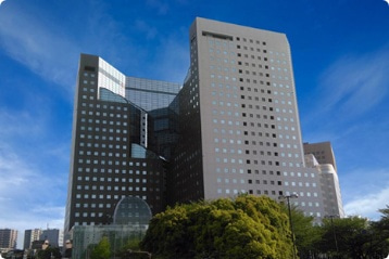 本社のあるソリッドスクエアビル外観写真