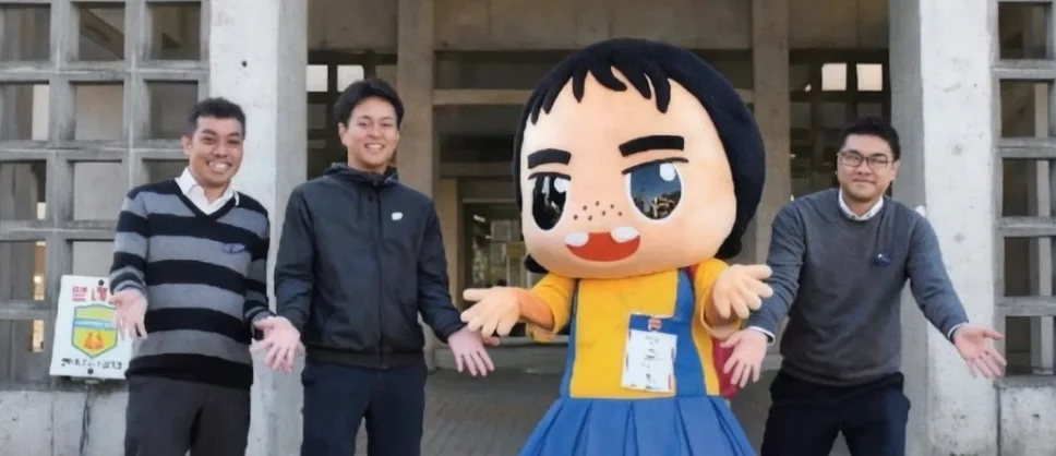 写真：浦添市情報政策課の皆さんとご当地キャラ「てだ子」ちゃん