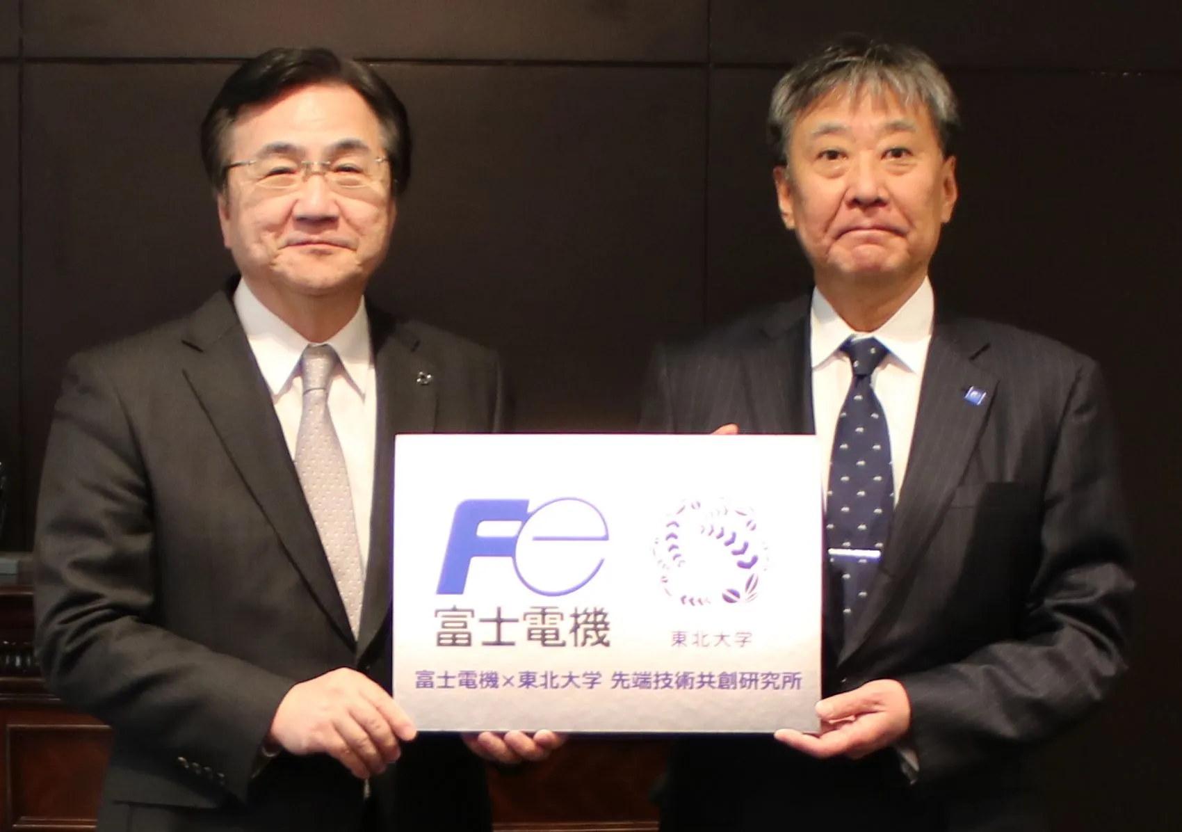 東北大学 冨永総長と近藤社長COOの写真