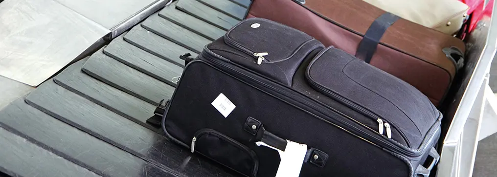 搬送コンベアで荷物を移動させる様子を示す画像。FRENIC-Mini による搬送制御の安定化を表している。