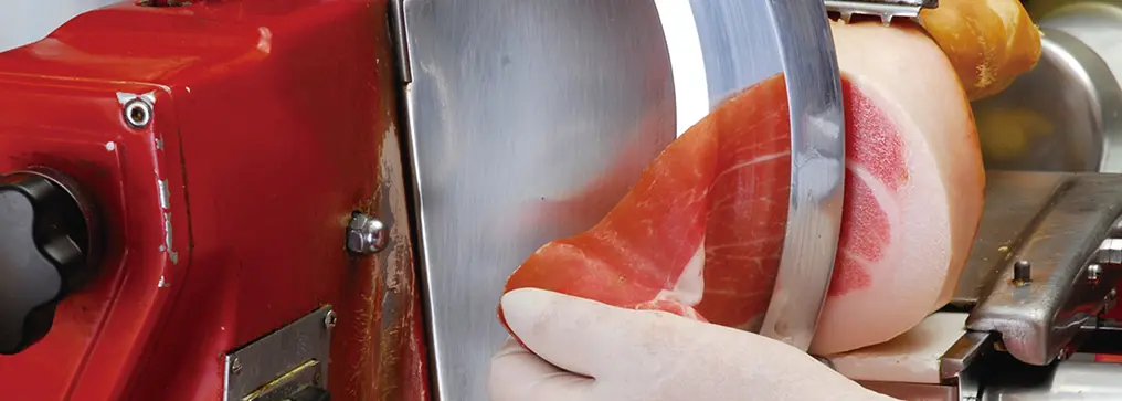 食品加工現場で機械が稼働している様子の画像。衛生的かつ効率的な制御を支えるインバータの導入例を表す。