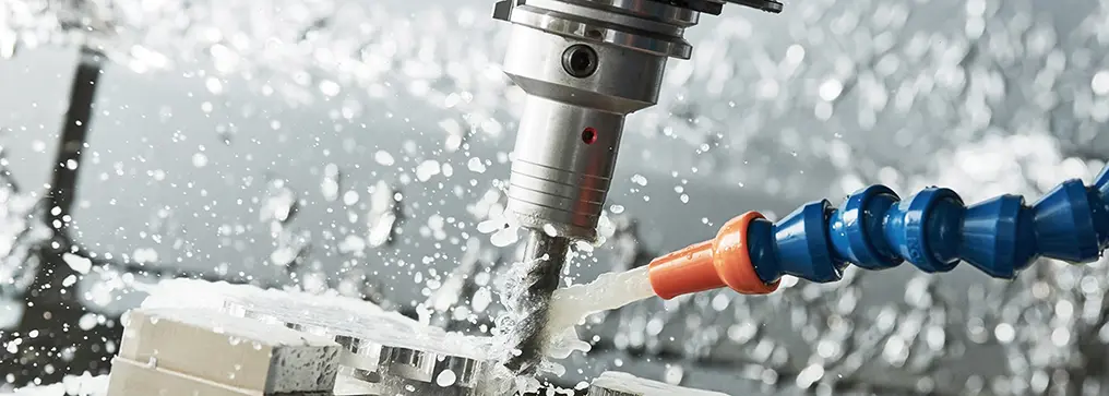 工作機械で金属を加工している様子の画像。FRENIC-Mini の幅広い機械対応力を表す。