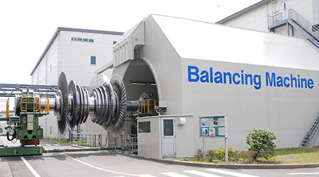 富士電機のバランス試験設備(火力発電機用)