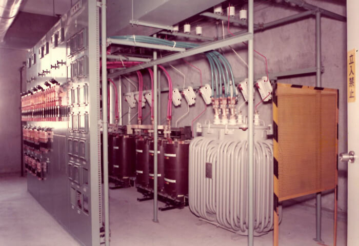 ▶︎ 1970年に作られたモールド変圧器の試作機。設置した研究所の敷地で撮影されたもの。